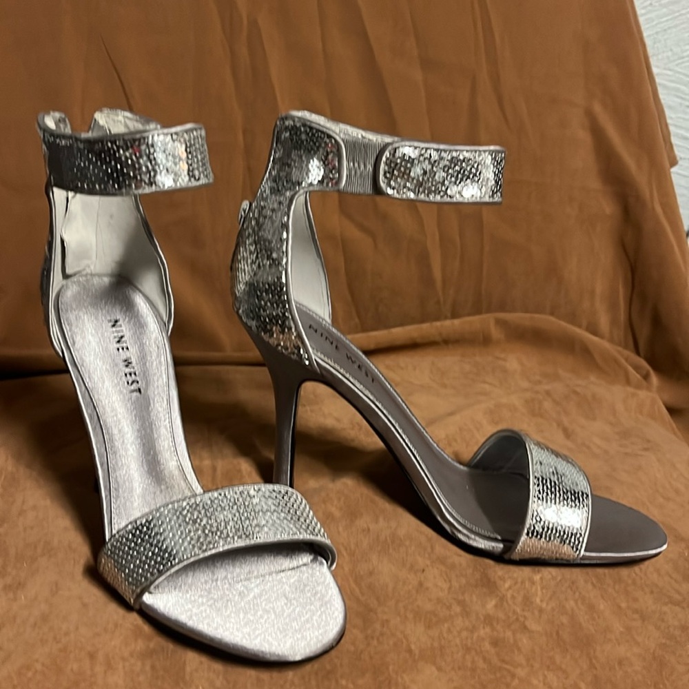 New Nine West silver sparkly heels shoes. Size 6.5